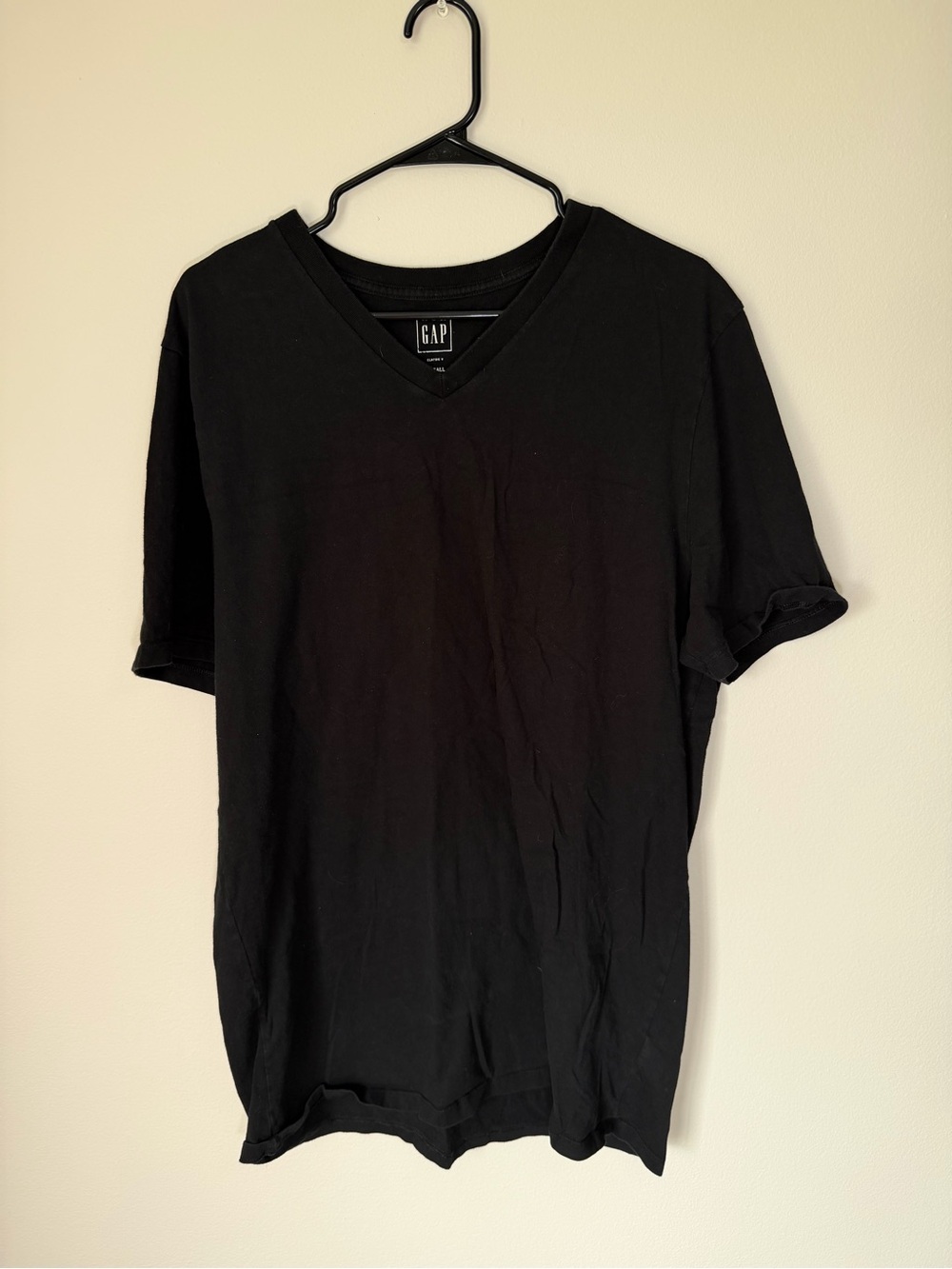 GAP Men’s Black V-Neck Tee